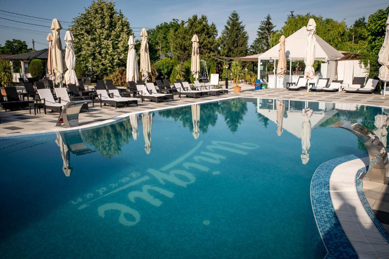 Unique Garden Hotel Brăila Extérieur photo