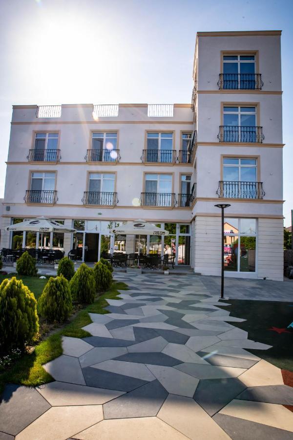 Unique Garden Hotel Brăila Extérieur photo