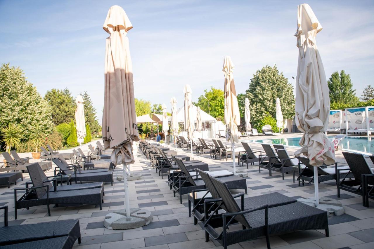 Unique Garden Hotel Brăila Extérieur photo