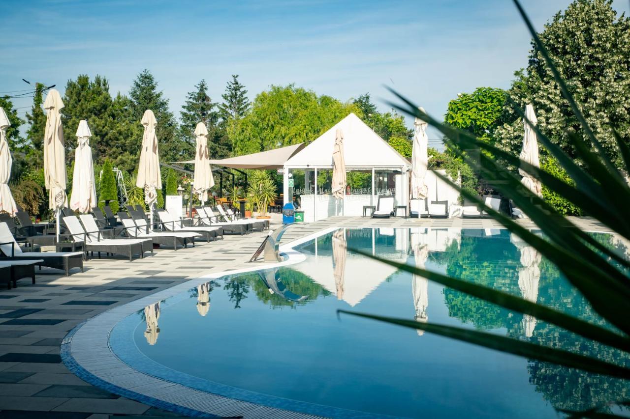 Unique Garden Hotel Brăila Extérieur photo