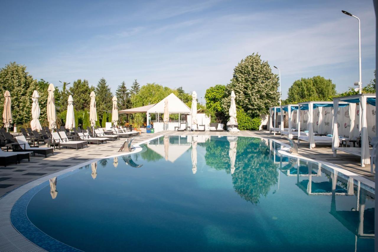 Unique Garden Hotel Brăila Extérieur photo