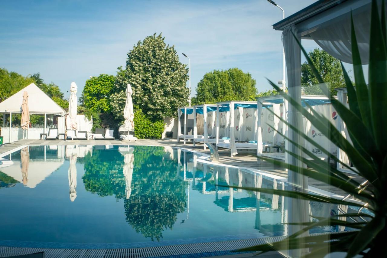 Unique Garden Hotel Brăila Extérieur photo