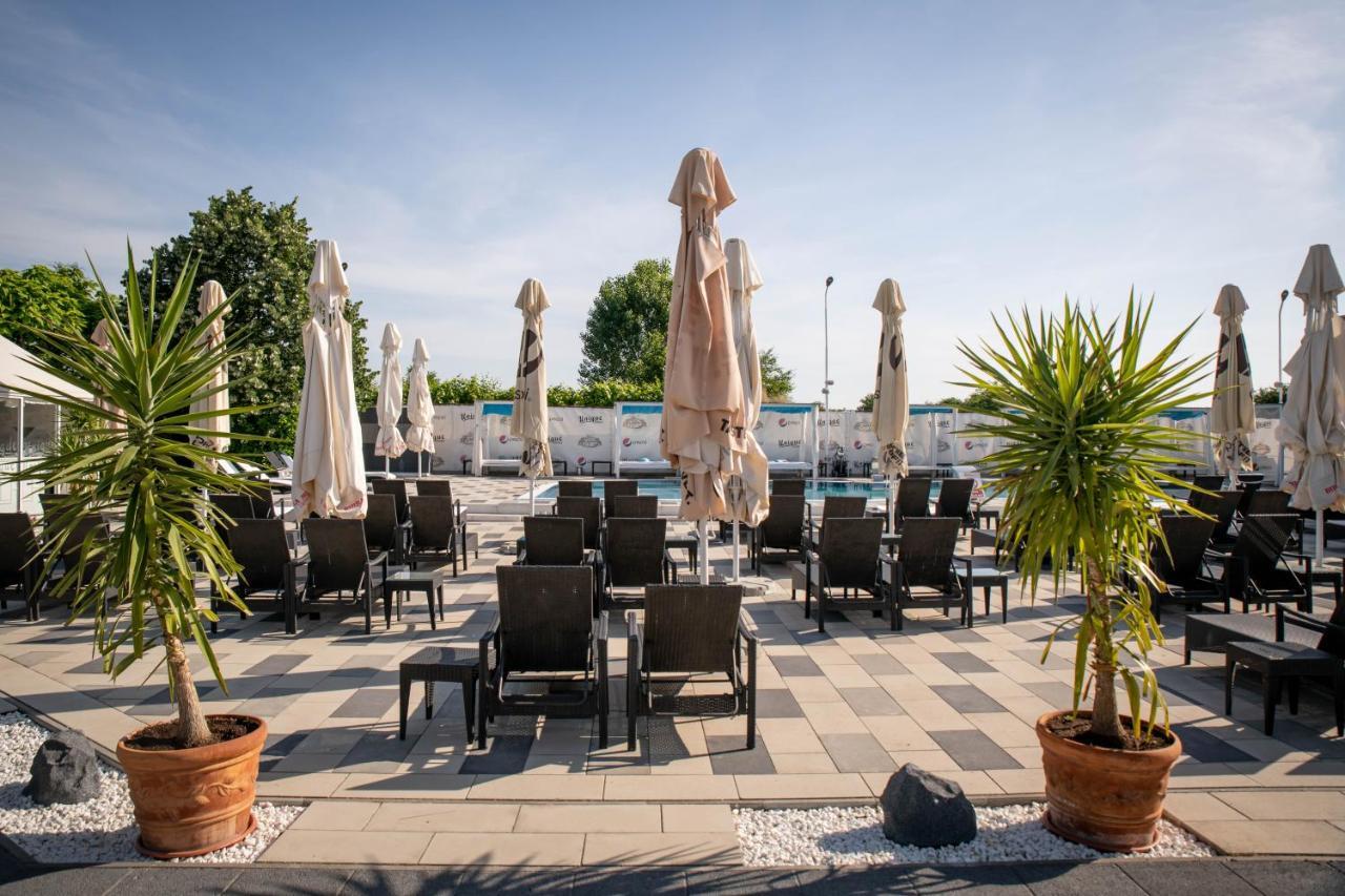 Unique Garden Hotel Brăila Extérieur photo